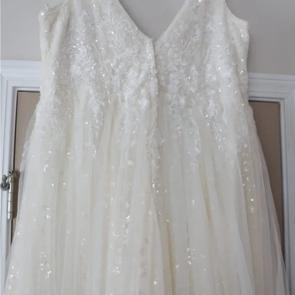 This wedding dress is a size 20. Brand New and had never been worn before.